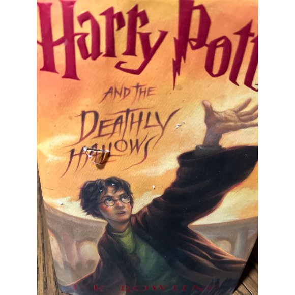 J. K. Rowling Harry Potter and the Deathly Hallows hardback book - Picture 8 of 9